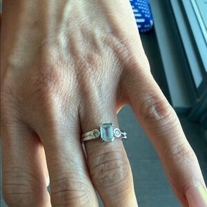 Sophisticated 14 karat white gold Ring with diamonds and aquamarine Gemstone